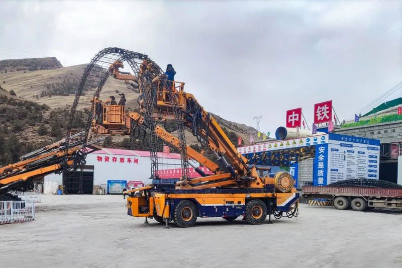 開拓地下空間，創(chuàng)造美好生活 | 設(shè)備公司75T轉(zhuǎn)向架機車、拱錨一體臺車入選2024年河南省首臺（套）重大技術(shù)裝備認定名單