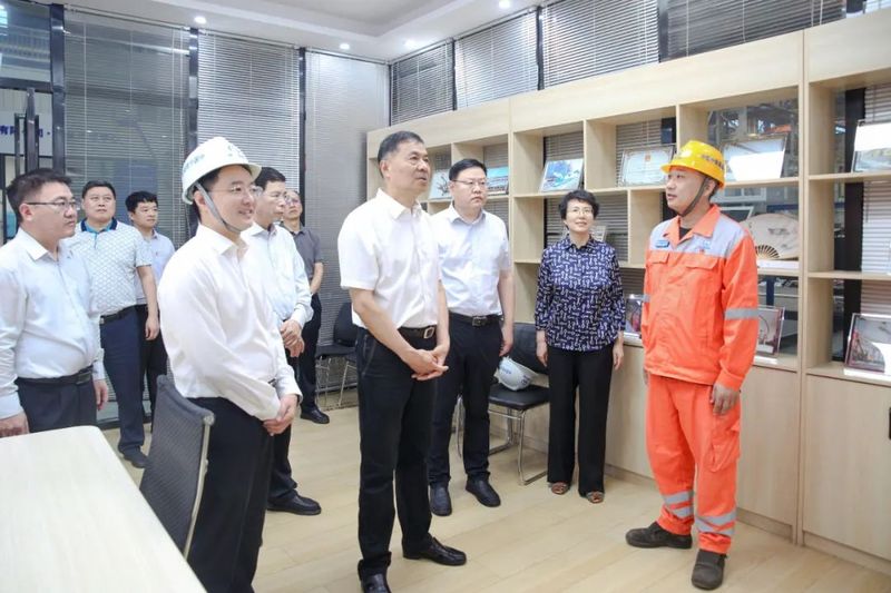 河南省人大常委會副主任、省總工會主席李公樂蒞臨設(shè)備公司調(diào)研工作