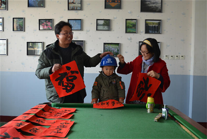 設備公司舉辦“百福納春，羊迎大吉”送春聯(lián)活動