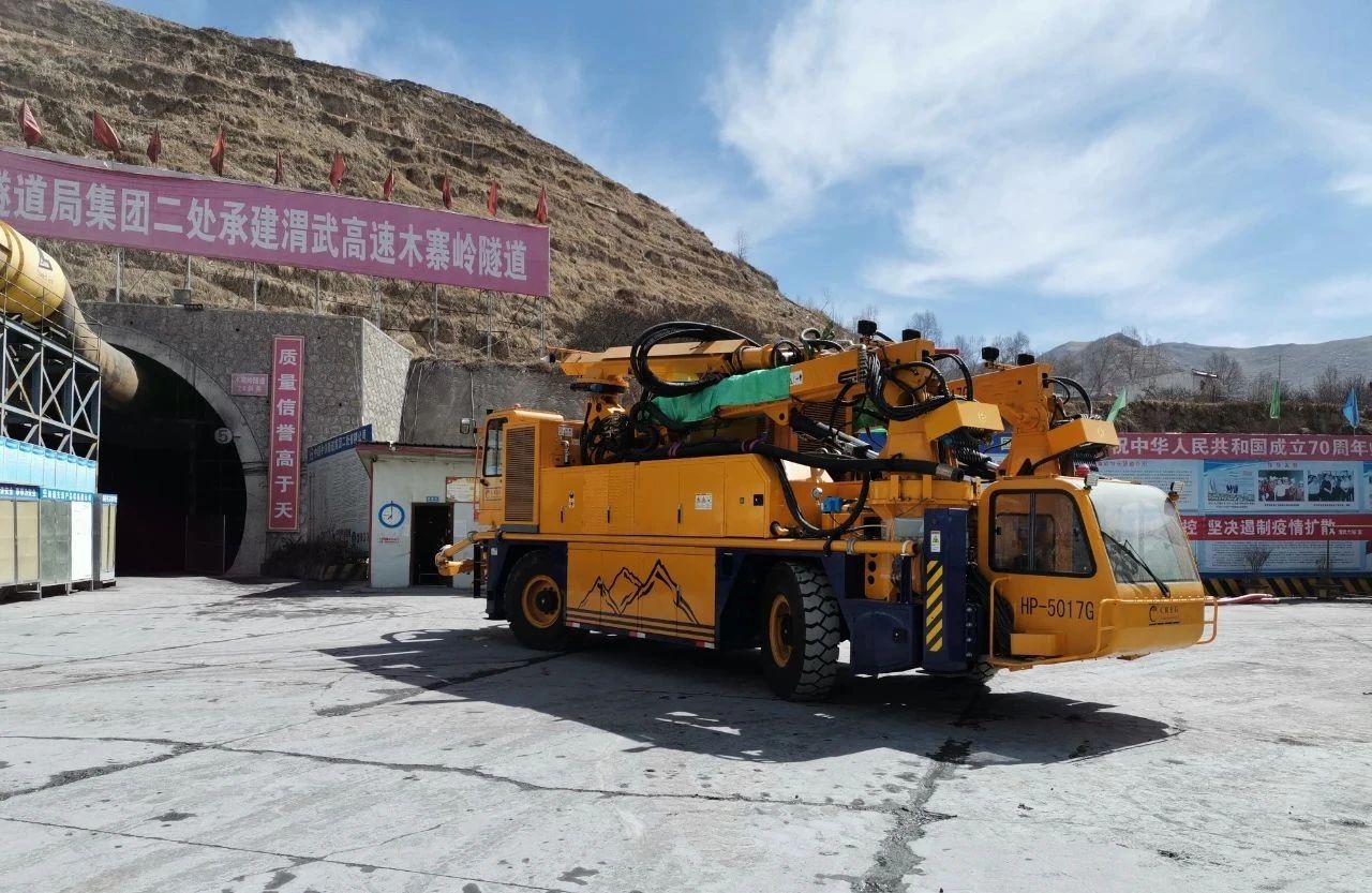 中鐵裝備高原型雙臂濕噴臺車成功應(yīng)用